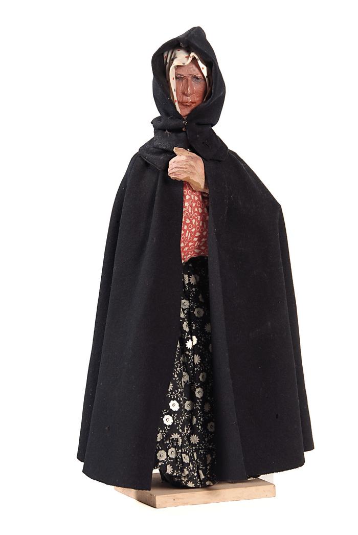Escultura de Mulher de Capote e Capelo