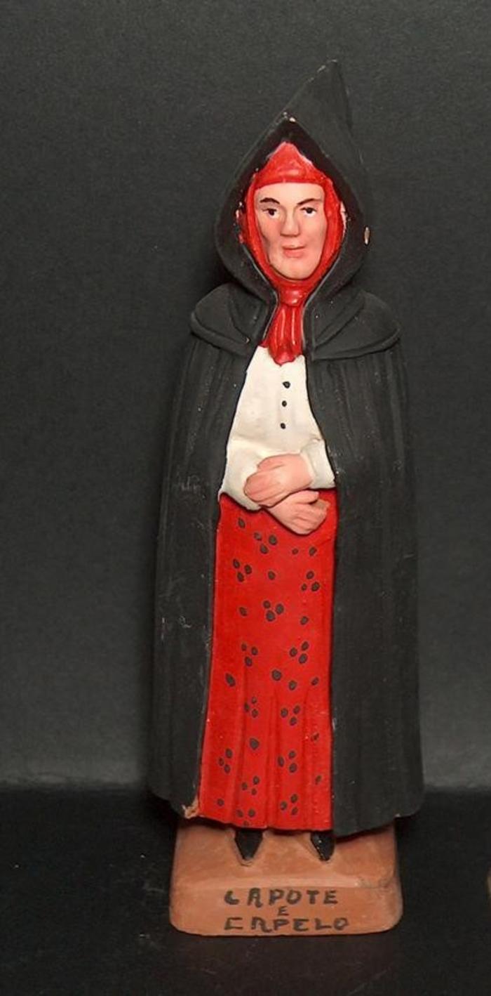 Boneco de presépio - MULHER DE CAPOTE E CAPELO