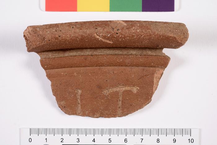 Bordo de alguidar com caracteres incisos