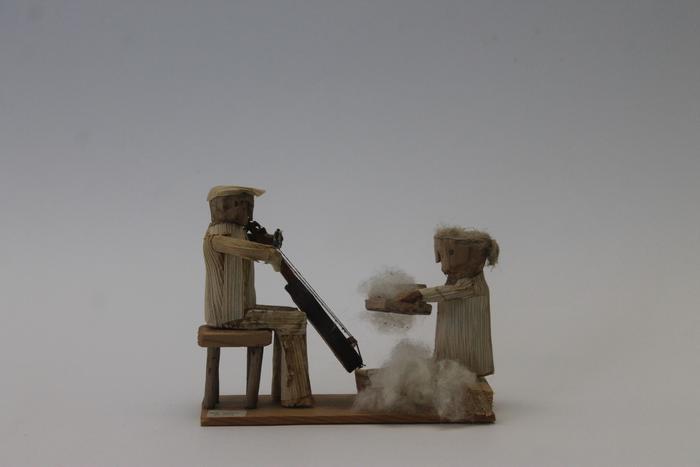  Fiandeira e Tocador de viola (miniatura) (MSM492)