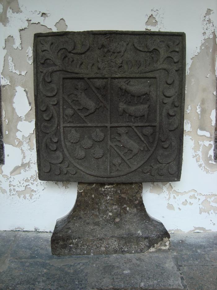 Pedra de armas de Carreiro, Velho e Cabral