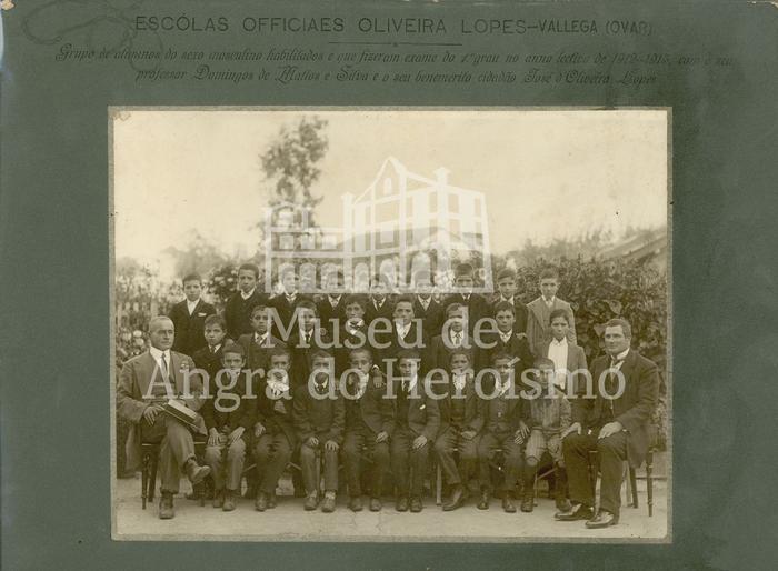 Grupo de alunos da Escola Oficial Oliveira Lopes de Válega