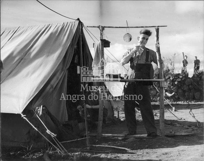 Sargento barbeia-se em acampamento