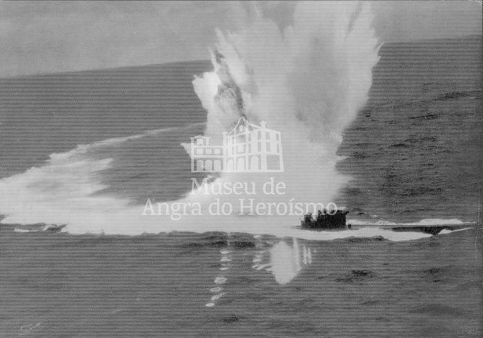 Submarino atingido por torpedo