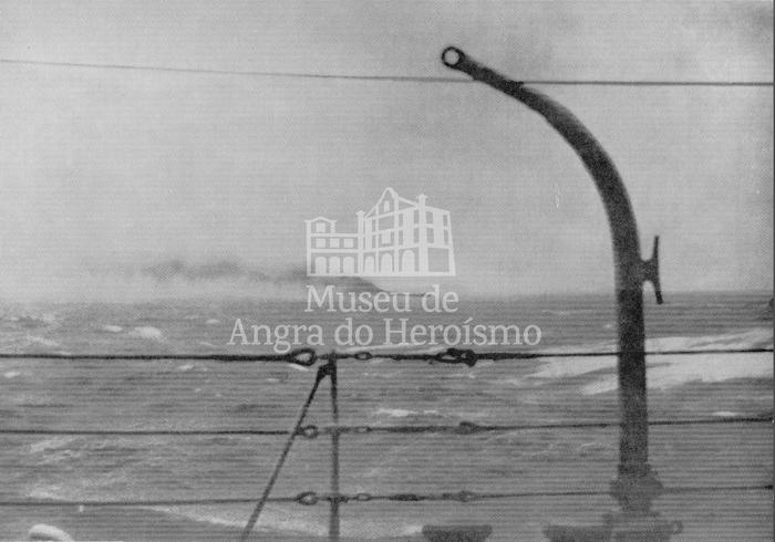 Vista para navio em chamas