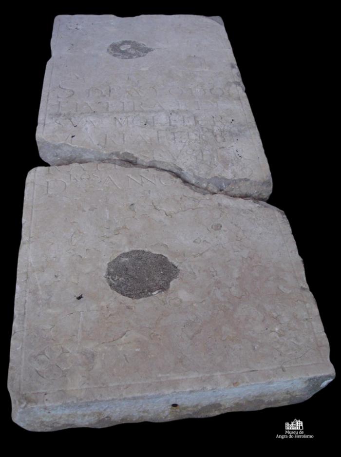 Lápide funerária
