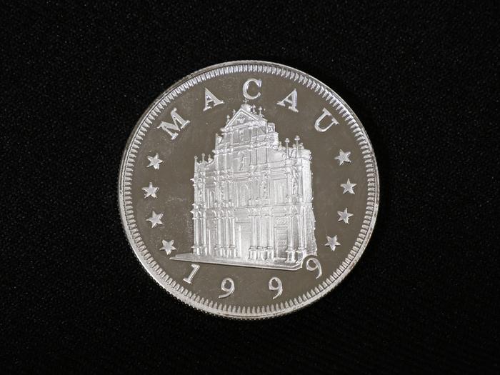 Moeda de 100 patacas macaenses do Ano do Coelho