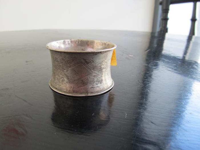 Argola de guardanapo  com motivos vegetalistas e letra e letra e monograma  "A"