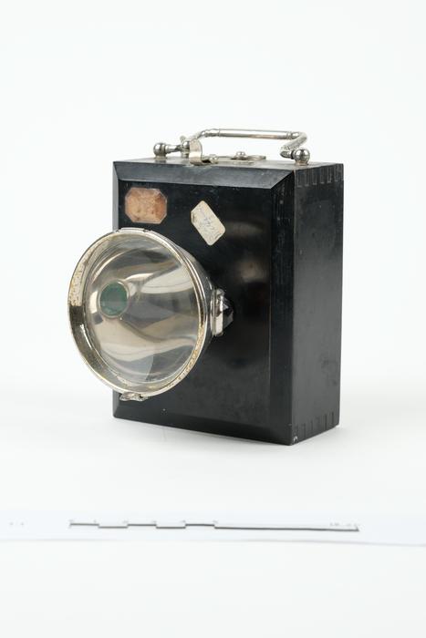 Lanterna de projeção a pilhas