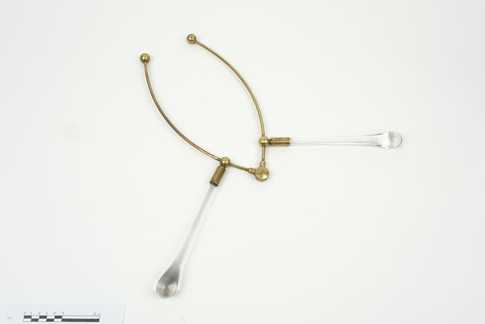 Excitador simples com dobradiça