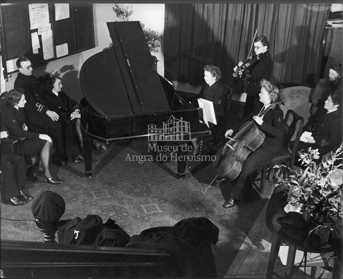 "WRENS prepare for civil life"