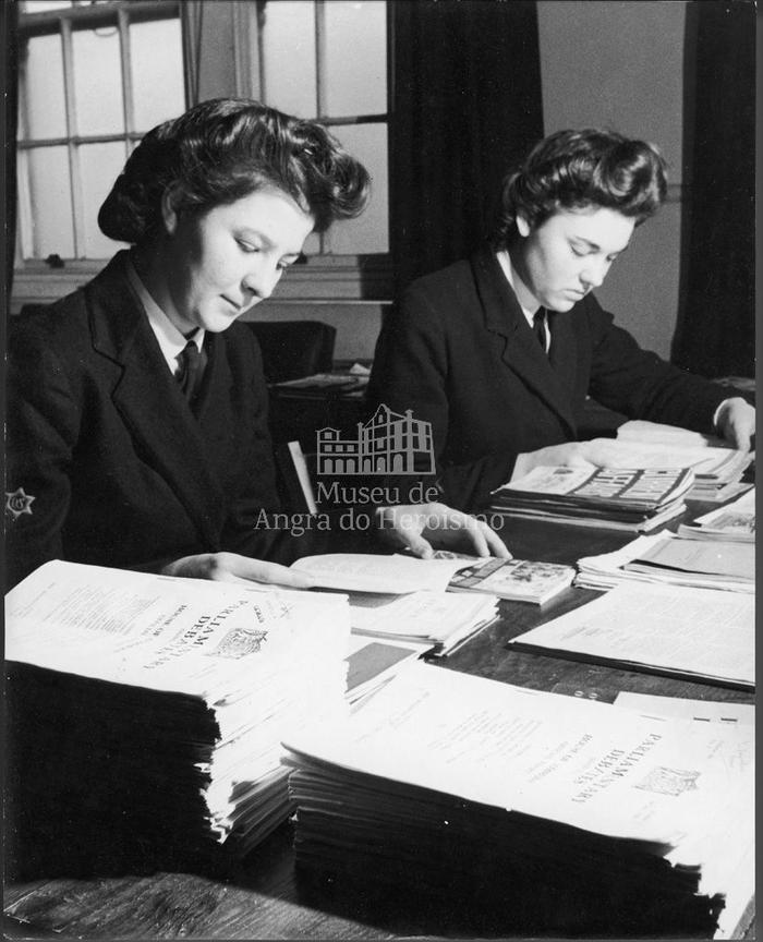 "WRENS prepare for civil life"