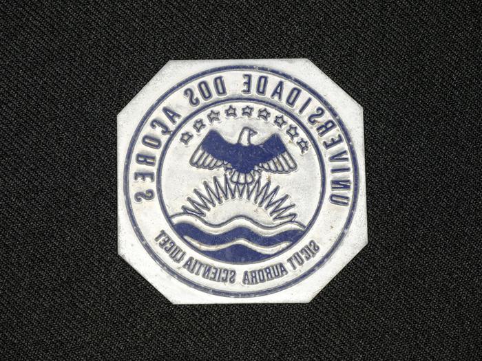 Chapa de selo branco da Universidade dos Açores