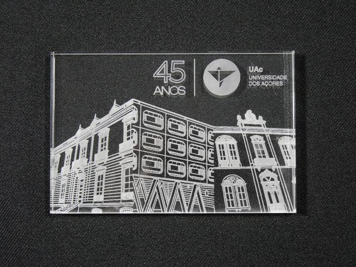 Placa comemorativa dos 45 anos da Universidade dos Açores