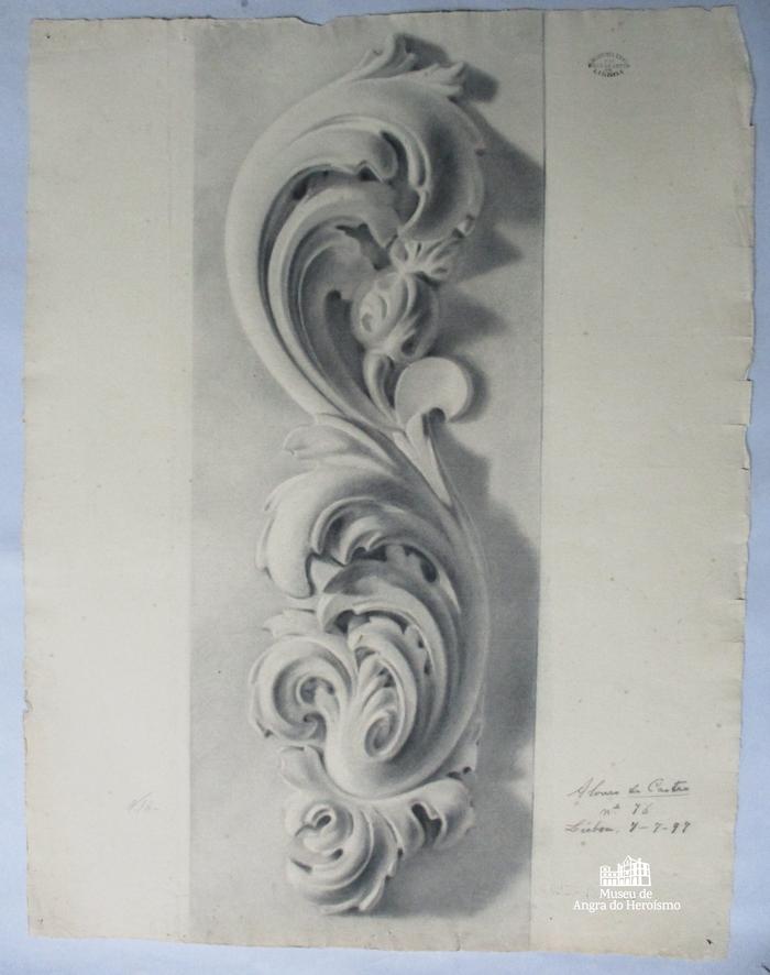 Sanca de gesso com motivos florais
